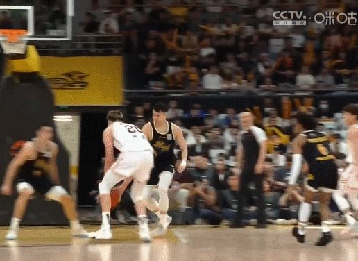 开云体育平台-CBA开出重磅罚单：周琦肘击对手停赛2场被罚10万