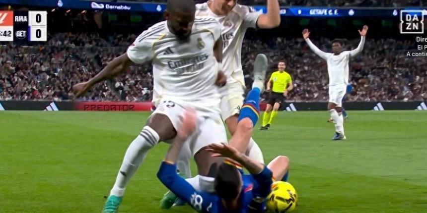 开云体育官网-皇马主场爆冷输球，吕迪格暴力动作未被罚下引发争议