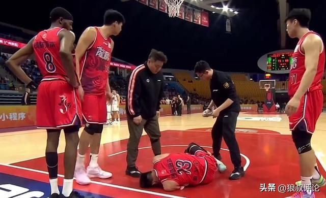 开云体育下载-望无大碍！郭艾伦膝盖受伤痛苦倒地 无法站立担架车推着离场